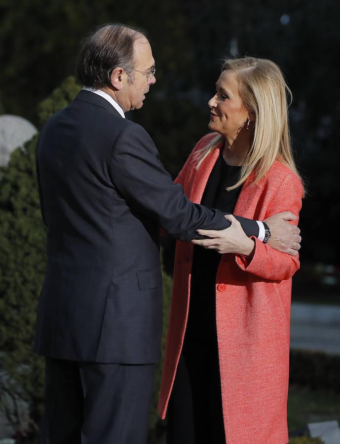 La presidenta de la Comunidad de Madrid, Cristina Cifuentes, saluda a Pío García Escudero. 