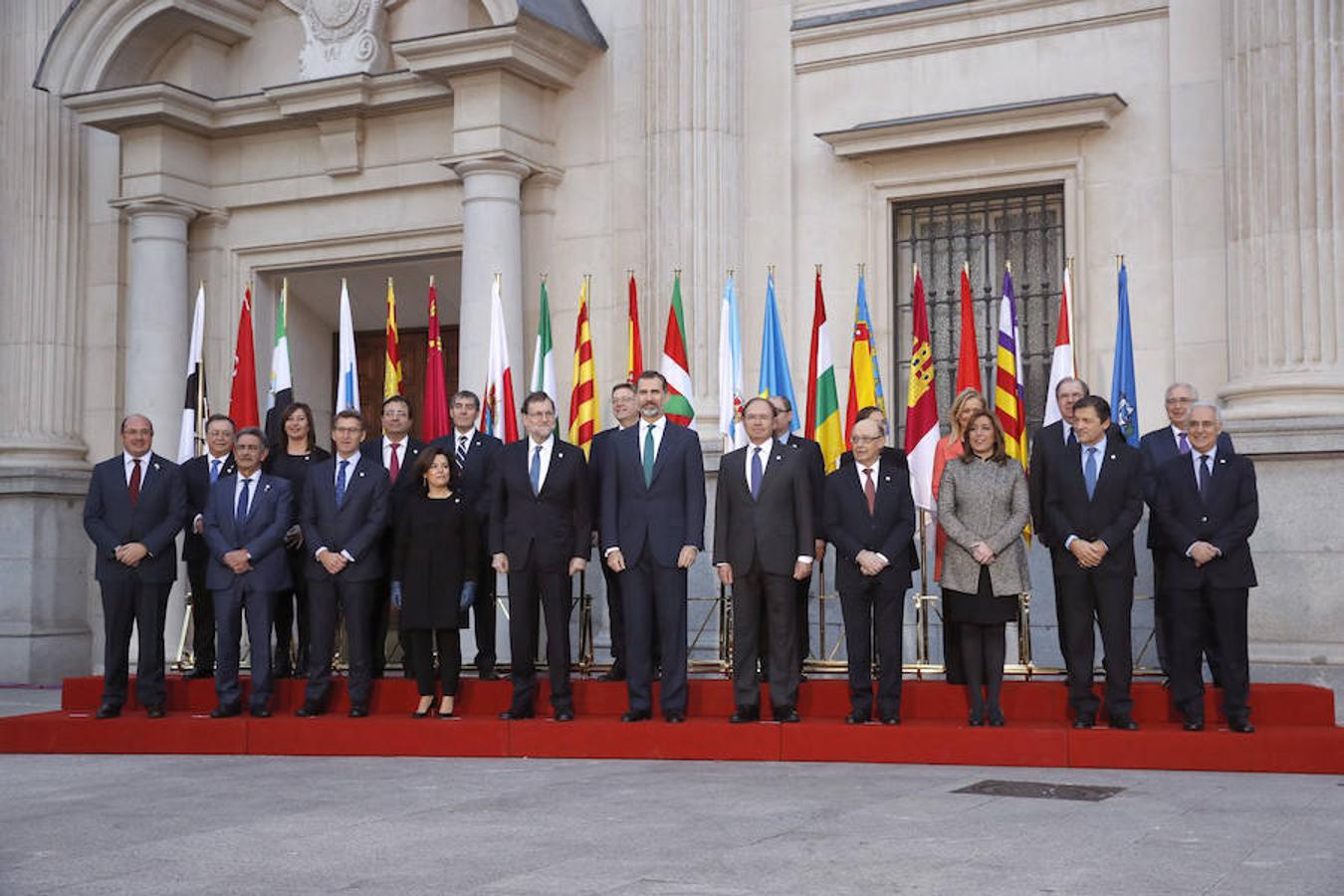 Foto de familia del Rey con el presidente del Gobierno y los líderes autonómicos. 