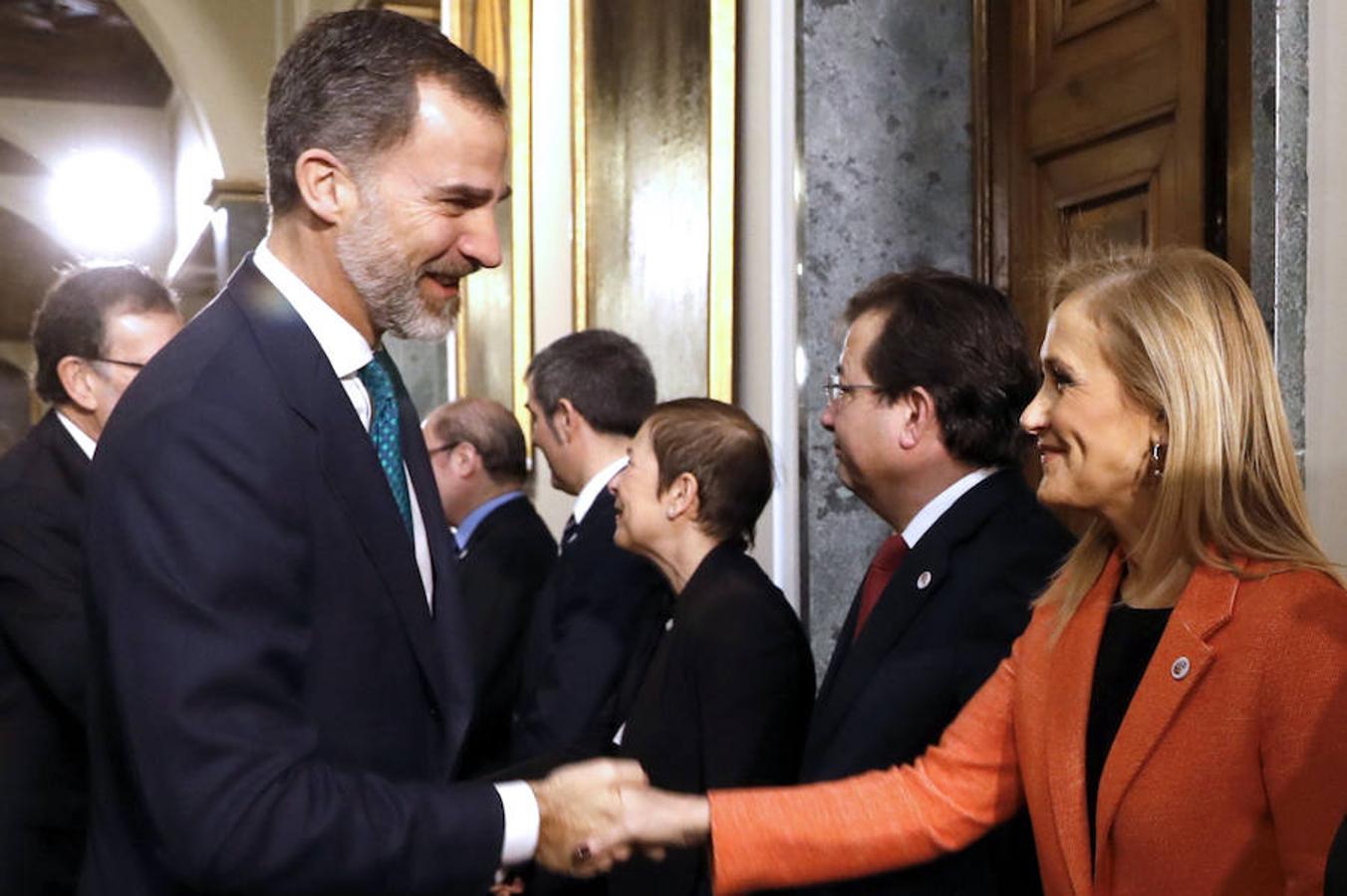 Don Felipe saluda a Cristina Cifuentes. 