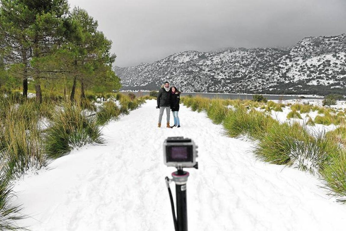 Las imágenes más impactantes de la ola de frío. Una pareja se hace una foto en la Sierra de Tramuntana (Mallorca), donde el temporal frío dejo ayer nevadas de hasta 10 centímetros.