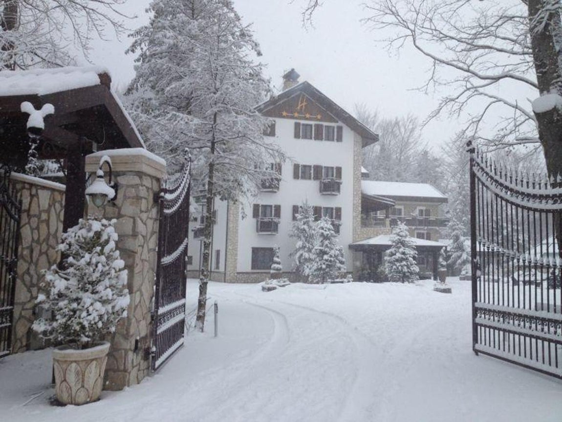 Así era el hotel Rigopiano, sepultado por un alud en Italia. Exterior del alojamiento de 4 estrellas
