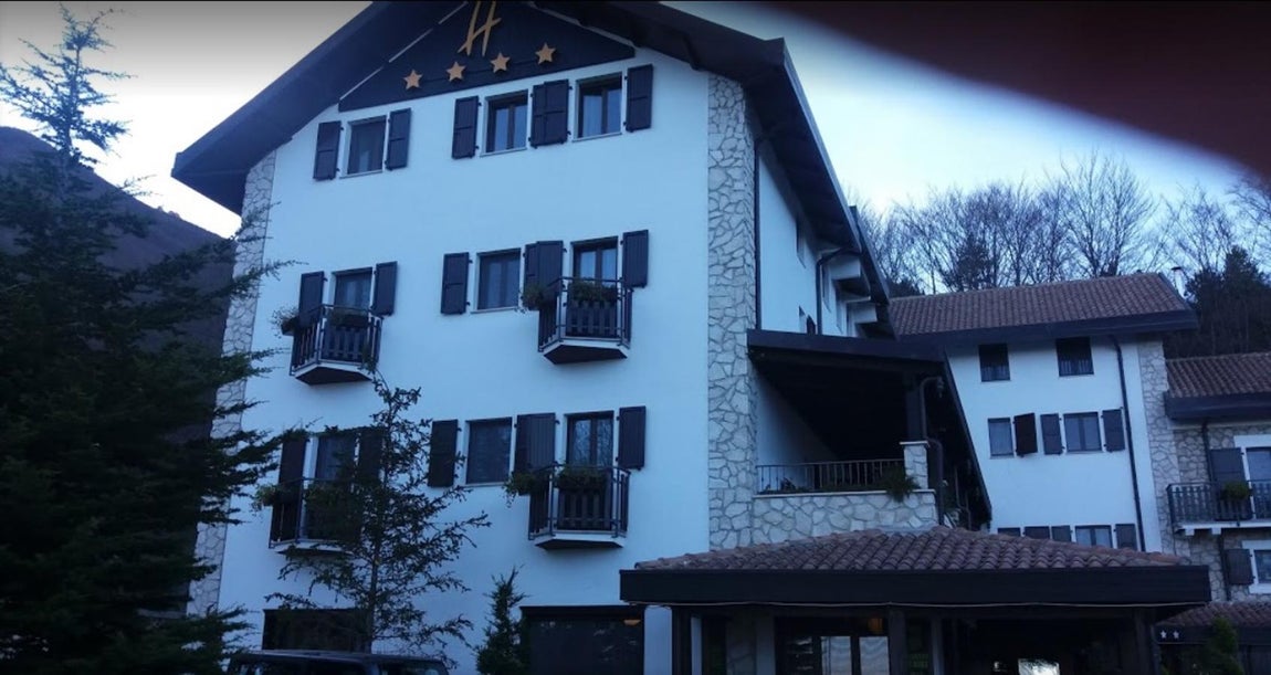 Así era el hotel Rigopiano, sepultado por un alud en Italia. Hotel Rigopiano, en la localidad de Farindola, en la región de los Abruzos ha quedado sepultado por un alud de nieve que pudo ser producido tras los terremotos de Italia