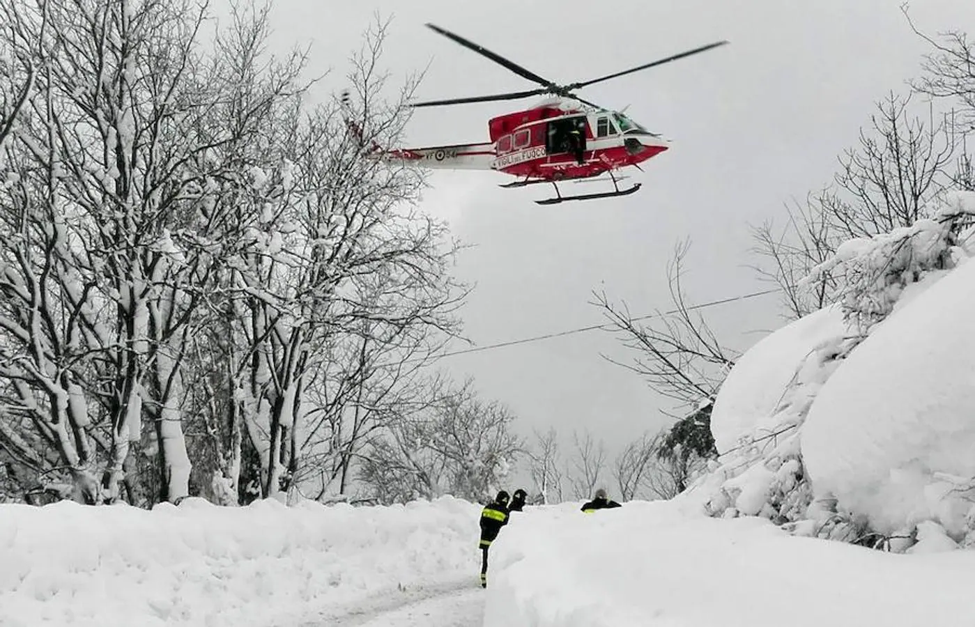 Un helicóptero de los equipos de rescate se dirige al hotel Rigopiano