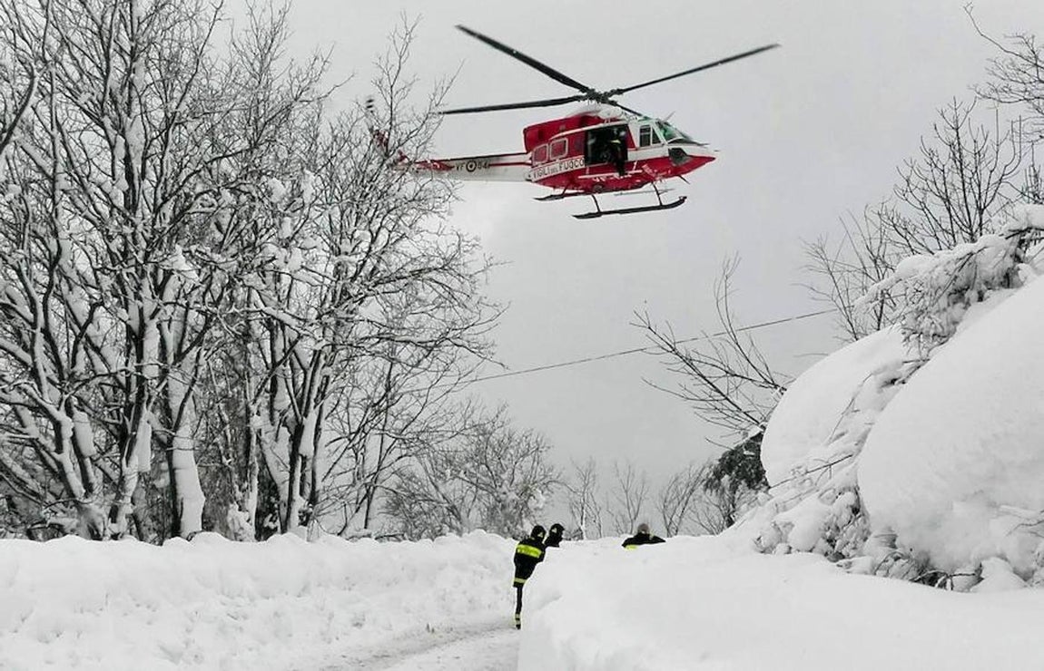 Un helicóptero de los equipos de rescate se dirige al hotel Rigopiano. 