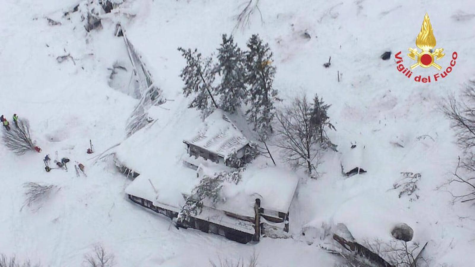 Vista aérea del hotel tras el alud que han provocado los diversos terremotos ocurridos ayer en Italia