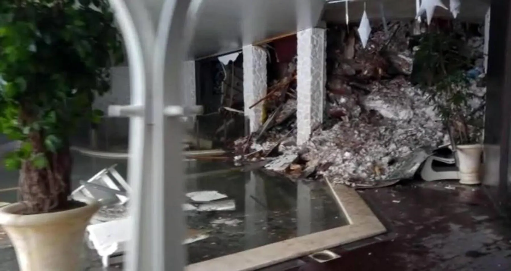 Vista de los destrozos que ha dejado el alud en el interior del hotel
