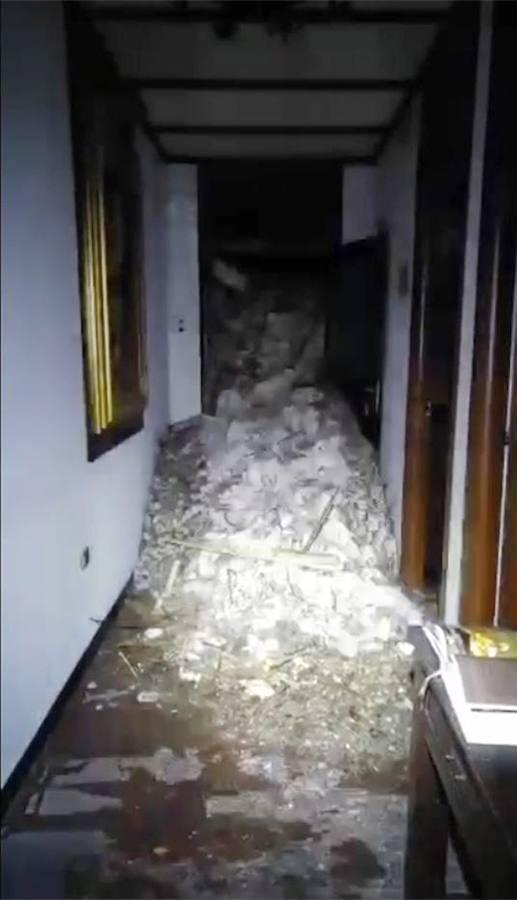 El interior del hotel, destrozado tras la avalancha. 