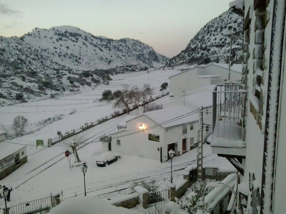La nieve cubre de un manto blanco la Sierra de Cádiz