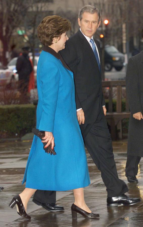 Laura Bush (primera investidura). Para la ceremonia inaugural, la mujer de George W. Bush vistió de azul con unos salones negros