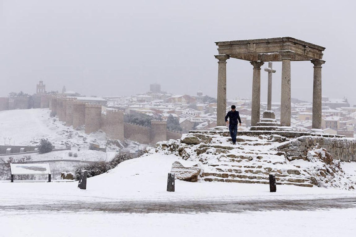 Ávila, completamente teñida de blanco. 