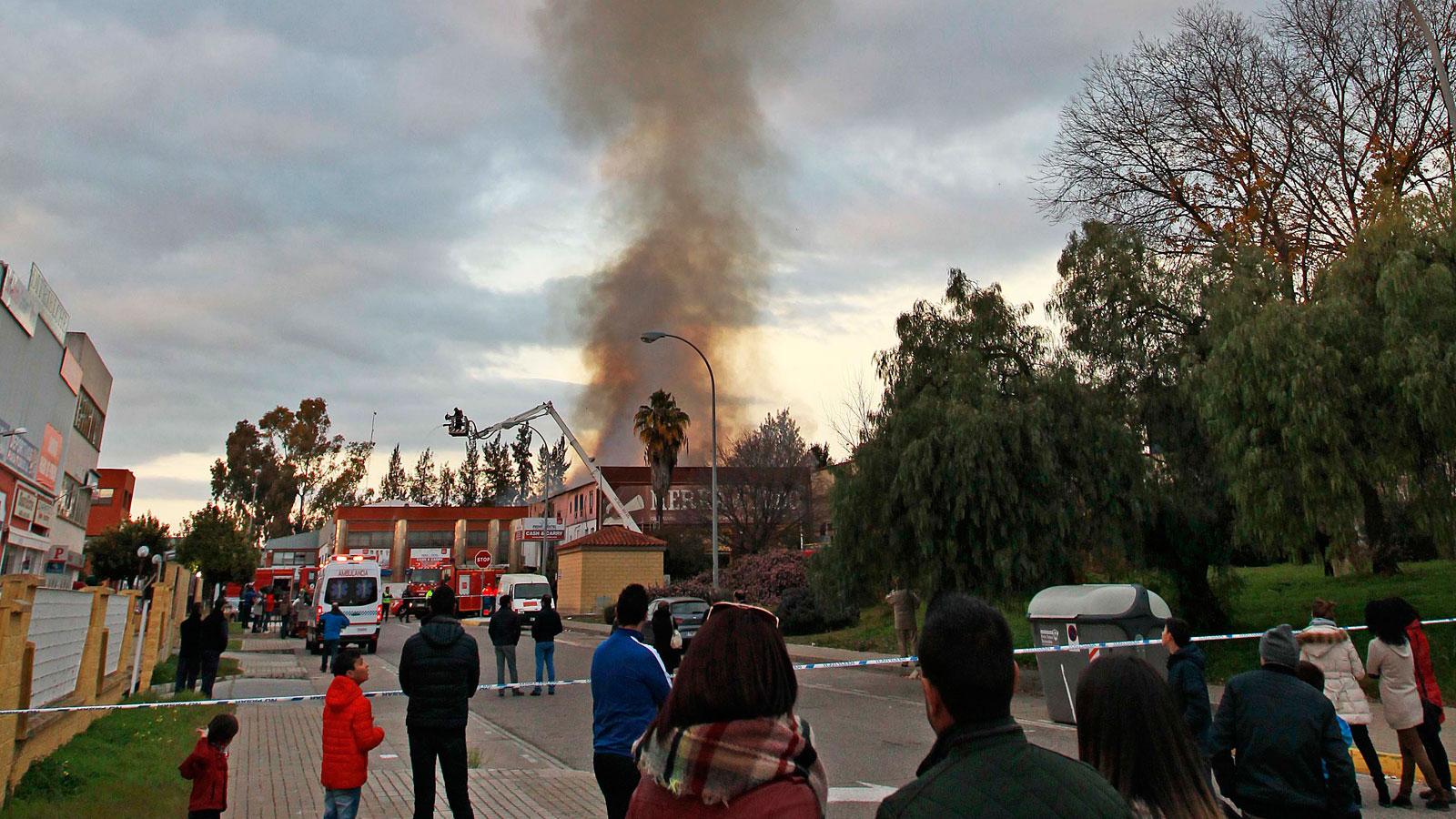 Arde una nave del polígono Pisa con riesgo de derrumbe