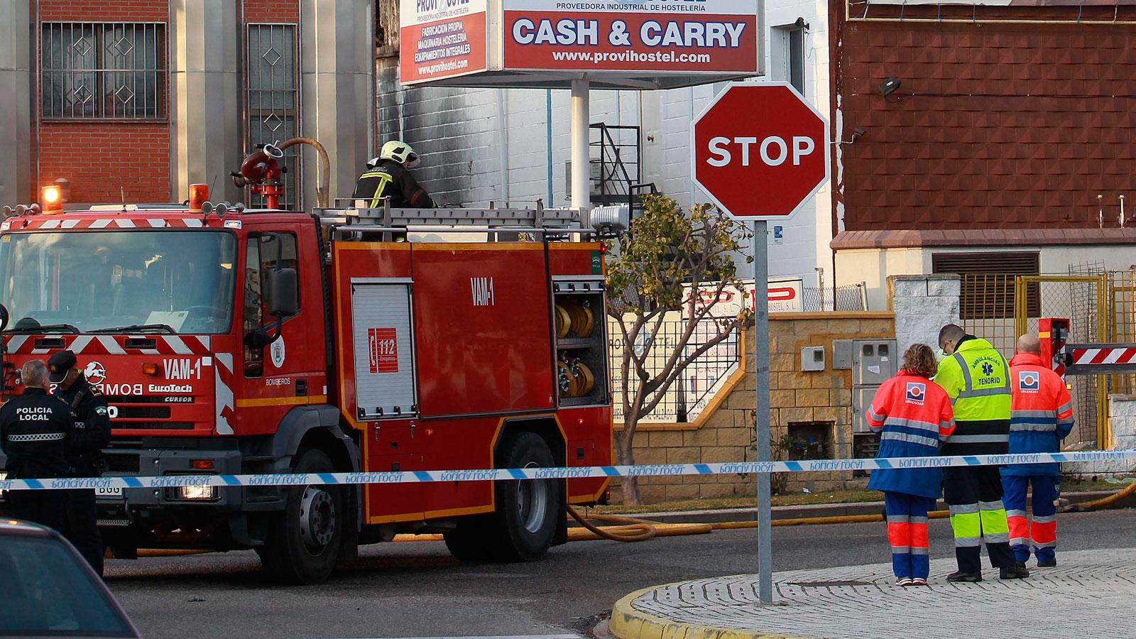 Arde una nave del polígono Pisa con riesgo de derrumbe