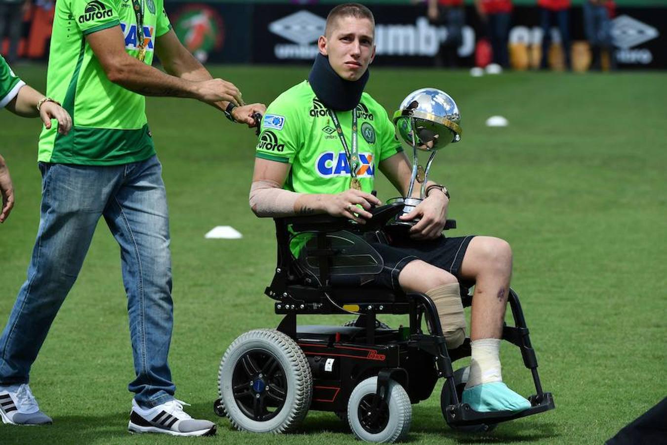 Emoción y lágrimas de los supervivientes en el primer partido del Chapecoense tras la tragedia