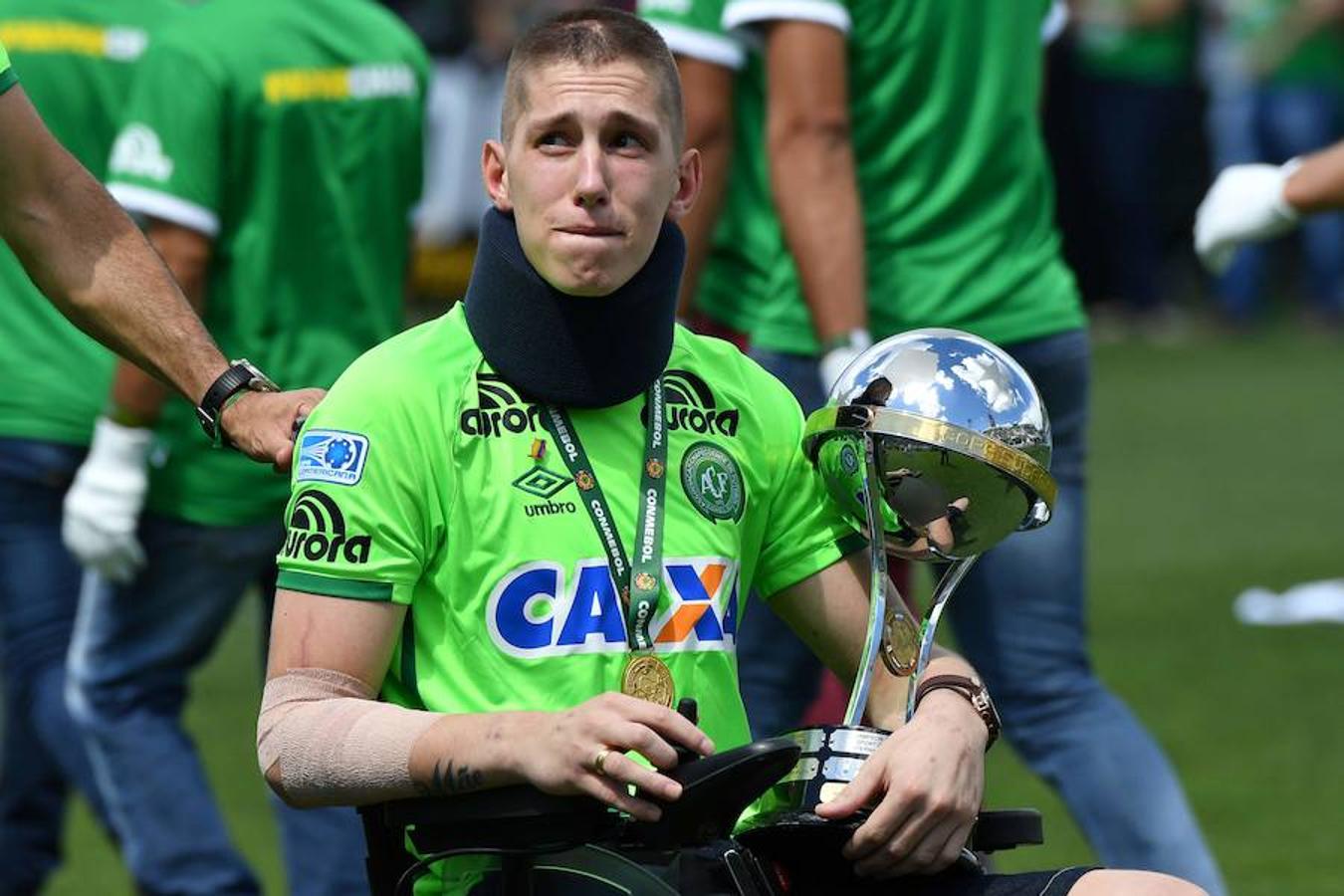 Emoción y lágrimas de los supervivientes en el primer partido del Chapecoense tras la tragedia