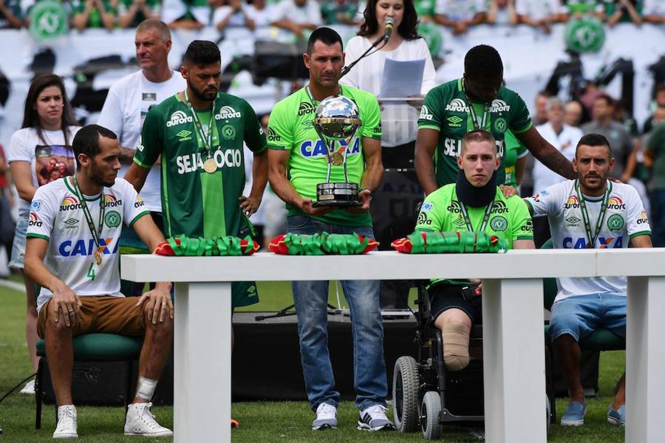 Emoción y lágrimas de los supervivientes en el primer partido del Chapecoense tras la tragedia