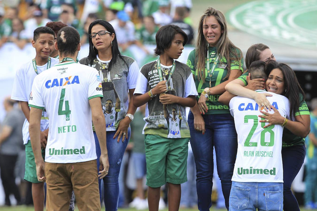 Emoción y lágrimas de los supervivientes en el primer partido del Chapecoense tras la tragedia