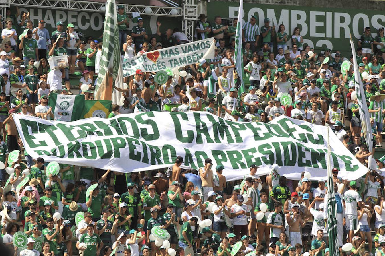 Emoción y lágrimas de los supervivientes en el primer partido del Chapecoense tras la tragedia