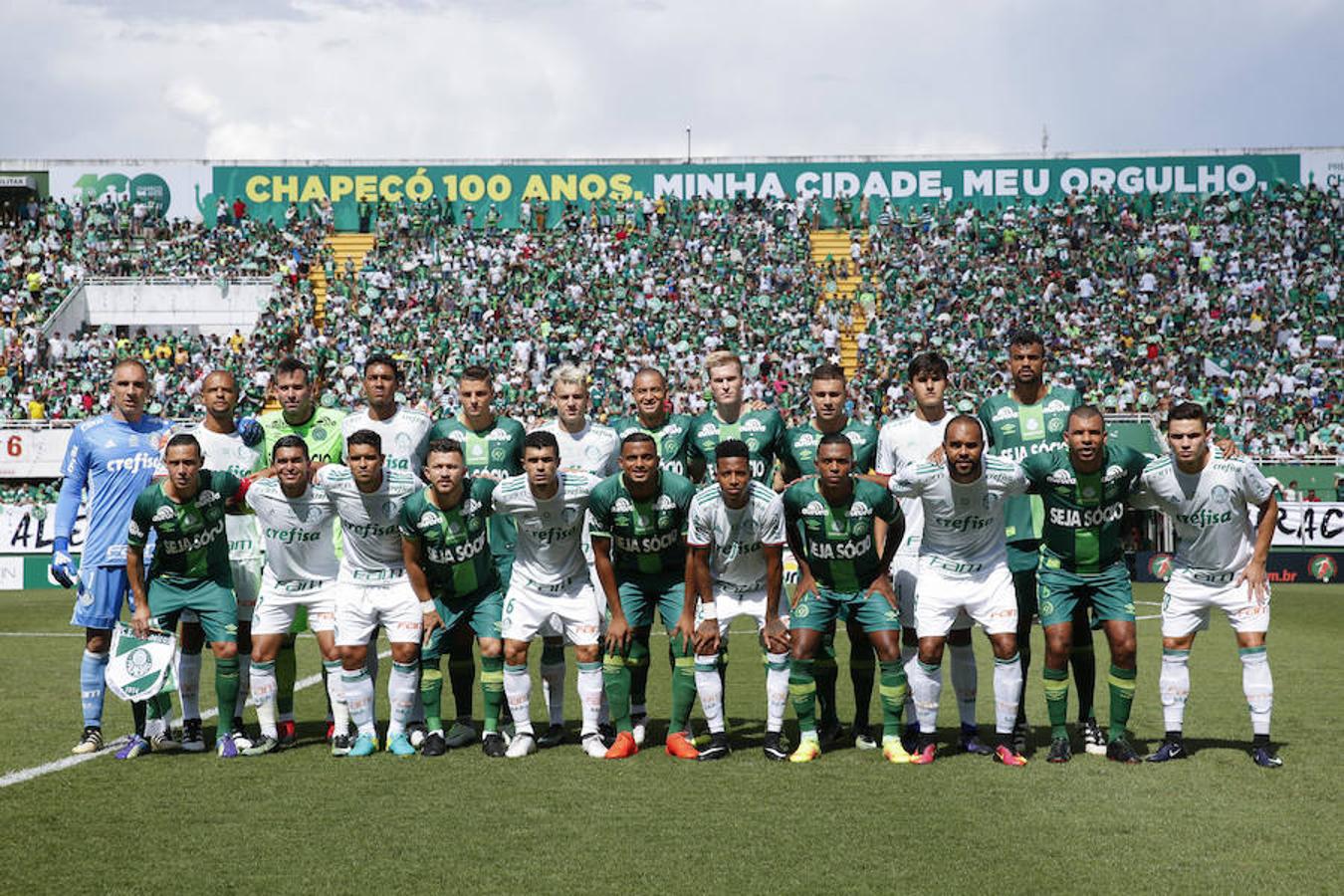 Emoción y lágrimas de los supervivientes en el primer partido del Chapecoense tras la tragedia