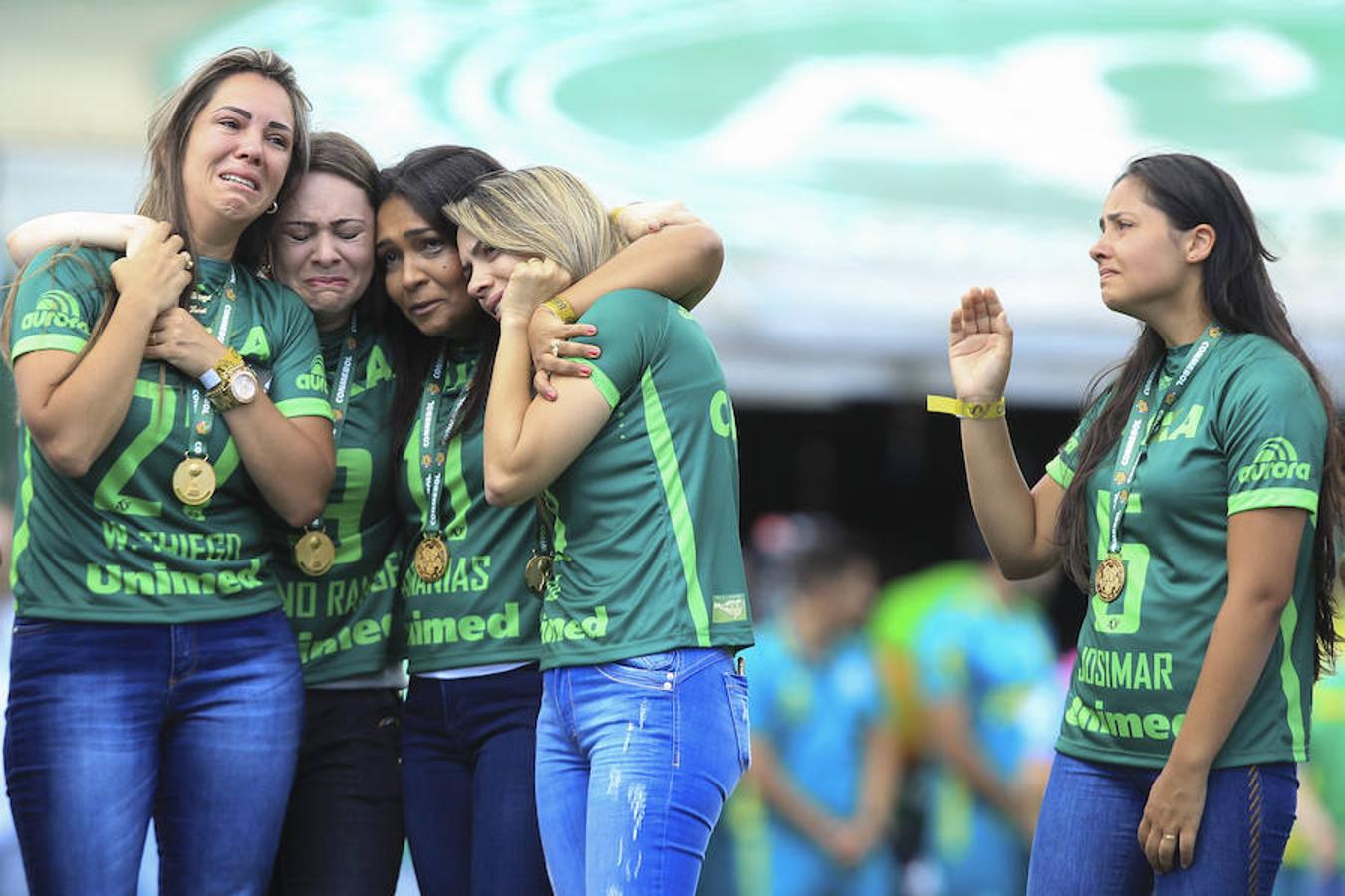 Emoción y lágrimas de los supervivientes en el primer partido del Chapecoense tras la tragedia