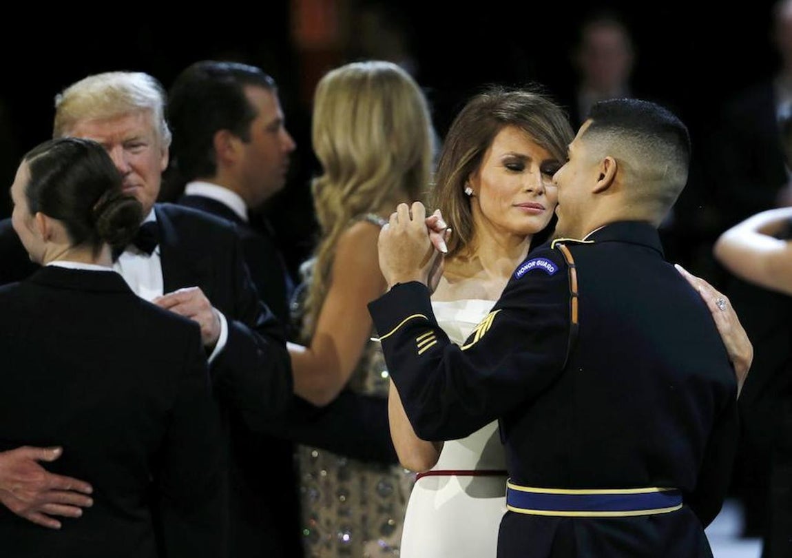 Donald y Melania Trump han bailado junto a miembros de las Fuerzas Armadas en el baile en honor a esta institución.. 