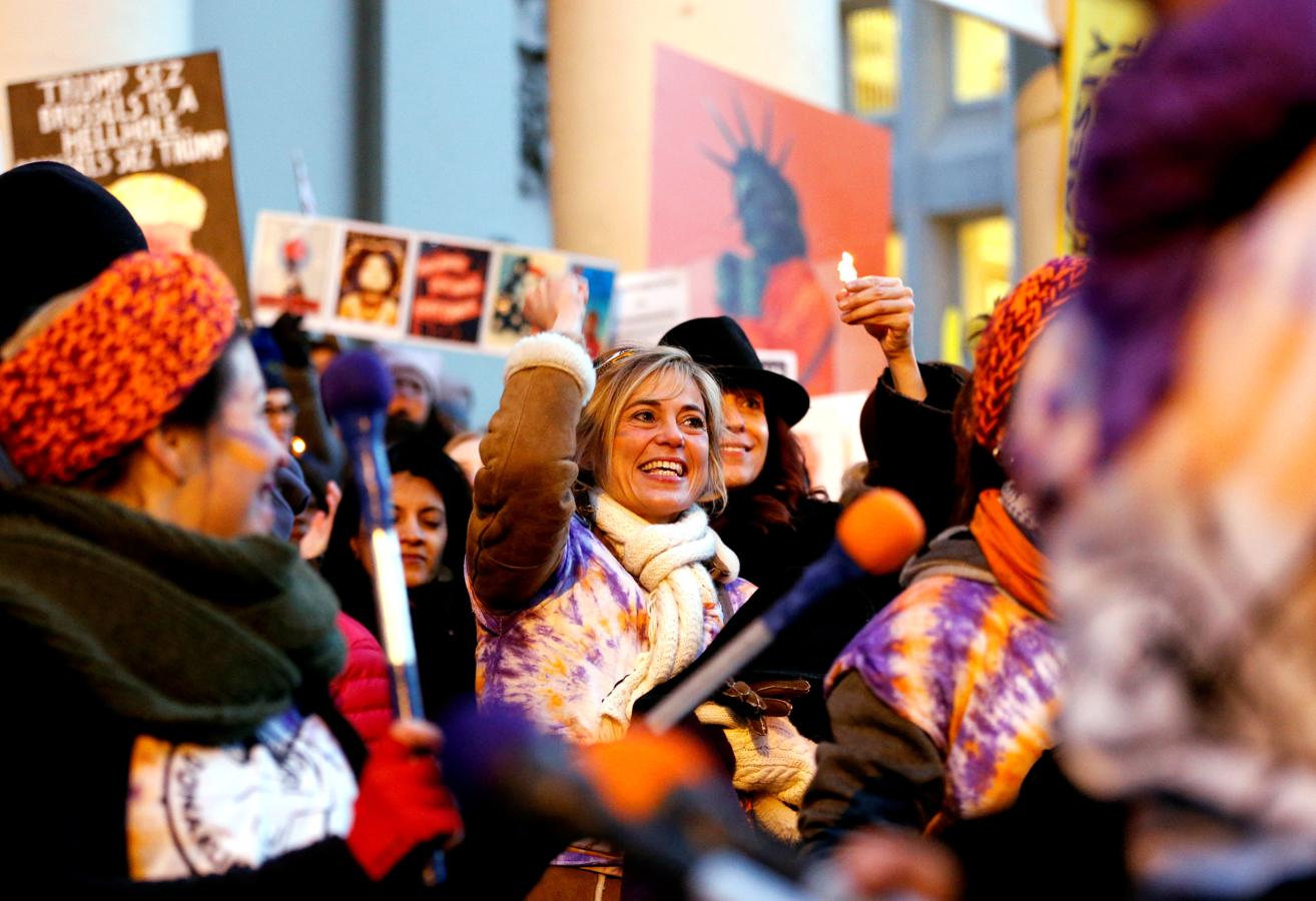 Mujeres se manifiestan frente al Teatro Real de Bruselas, en Bélgica.. 