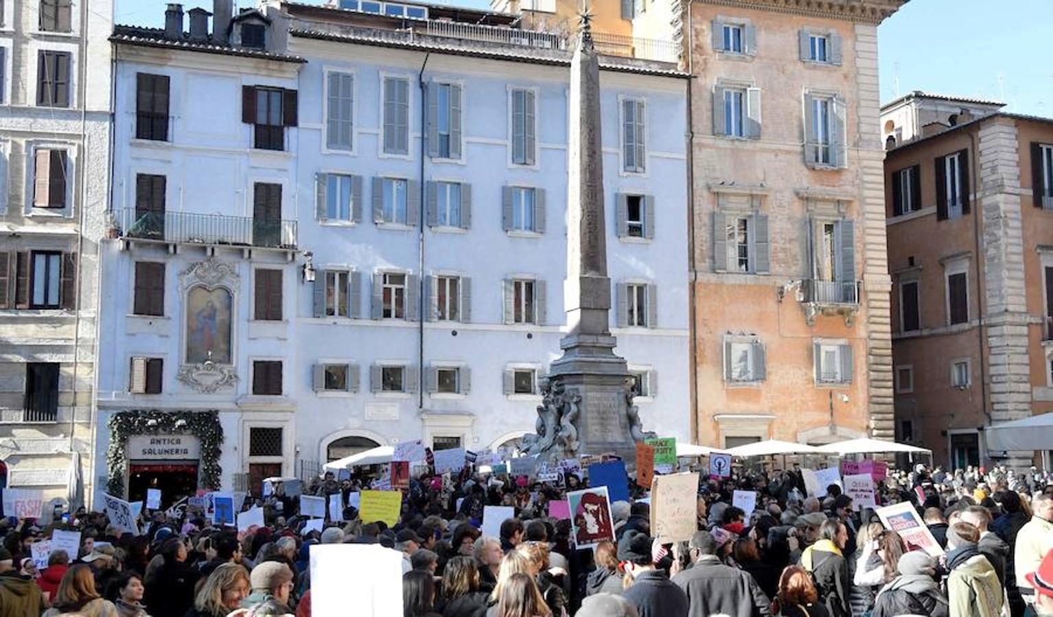 Mujeres marchan por el centro de Roma.. 