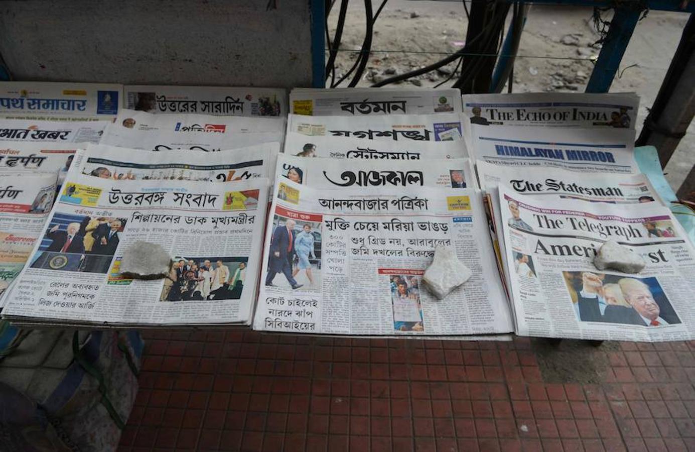 La noticia traspasa fronteras y copa las portadas de periódicos indios y británcos en los quioscos de prensa de la India. Siliguri.. 