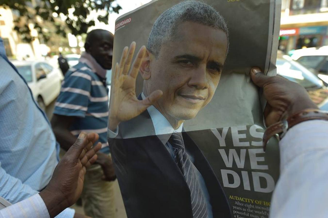 Un lector hojea un periódico local keniata que destaca el final del mandato de Obama.. 