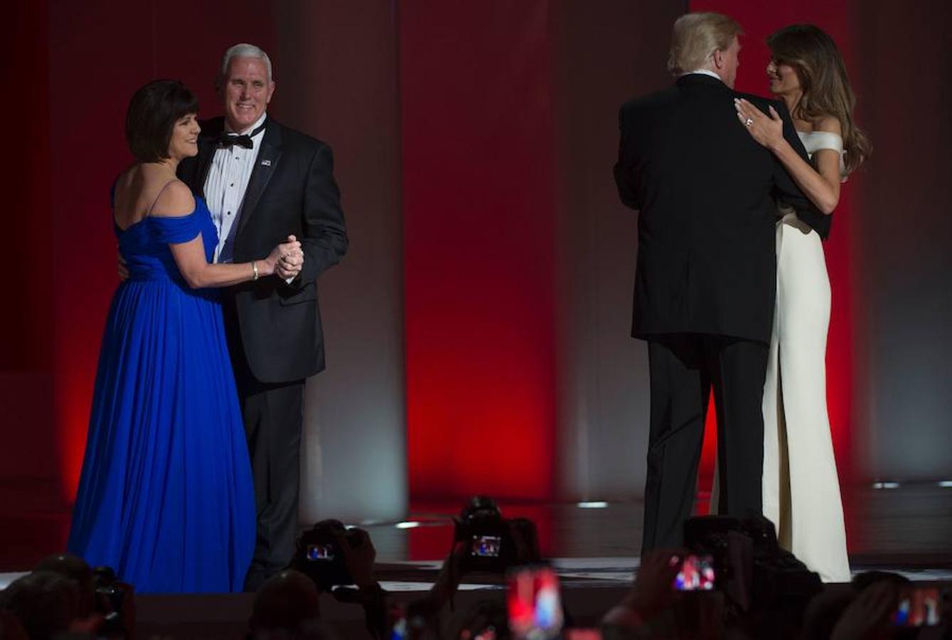 El presidente, Donald Trump, y su esposa, Melania, bailan junto con el vicepresidente, Michael Penn, y su mujer, Karen, en el Centro de Convenciones de Washington.. 