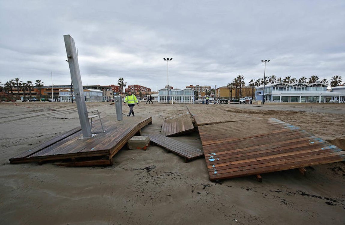 Imagen de los efectos del temporal en la playa de la Malvarrosa (Valencia)