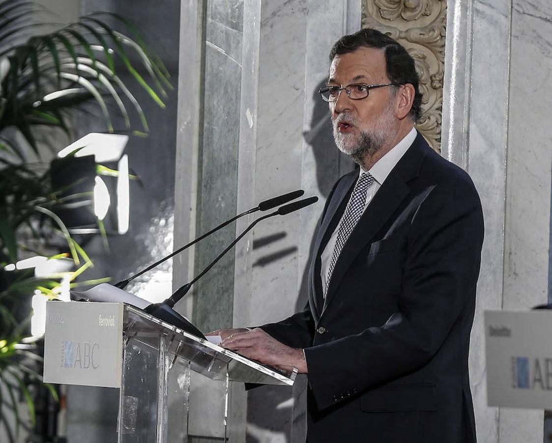 Una de las conclusiones que ha sacado el presidente del Gobierno es la necesidad de diálogo, principal mandato de los españoles, para lo que ha subrayado que es obligado hacer concesiones y llegar acuerdos: «Hoy en España no hay alternativa a la negociación y al pacto, y eso significa hacer concesiones para alcanzar acuerdos». 
