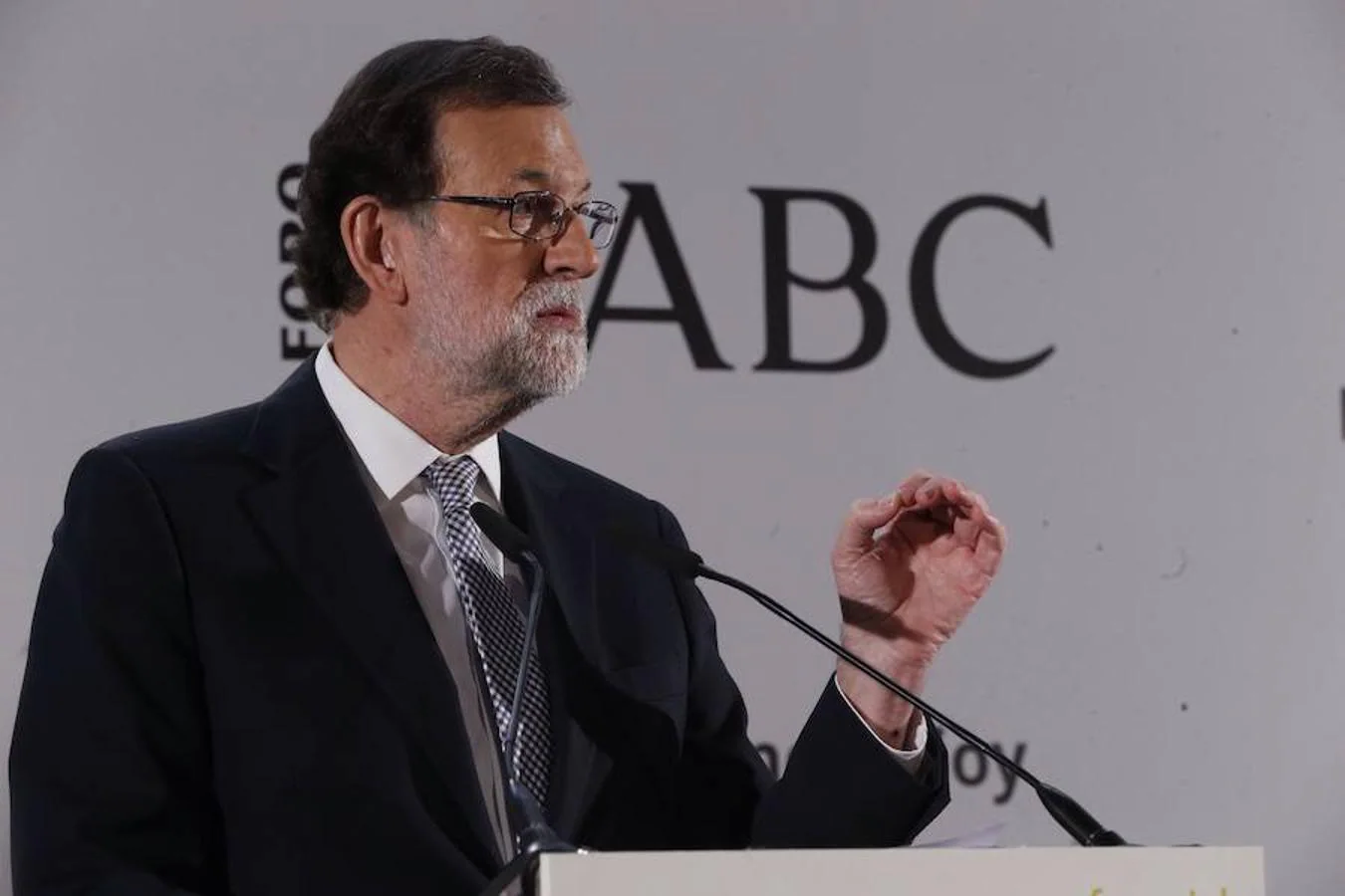Rajoy se ha referido al comportamiento demostrado por los ciudadanos españoles, después e soportar una crisis durísima, comparado con el de otros países castigados por el paro y la recesión: «Comprobamos, una vez más, la moderación, la responsabilidad y la sensatez de la sociedad española»