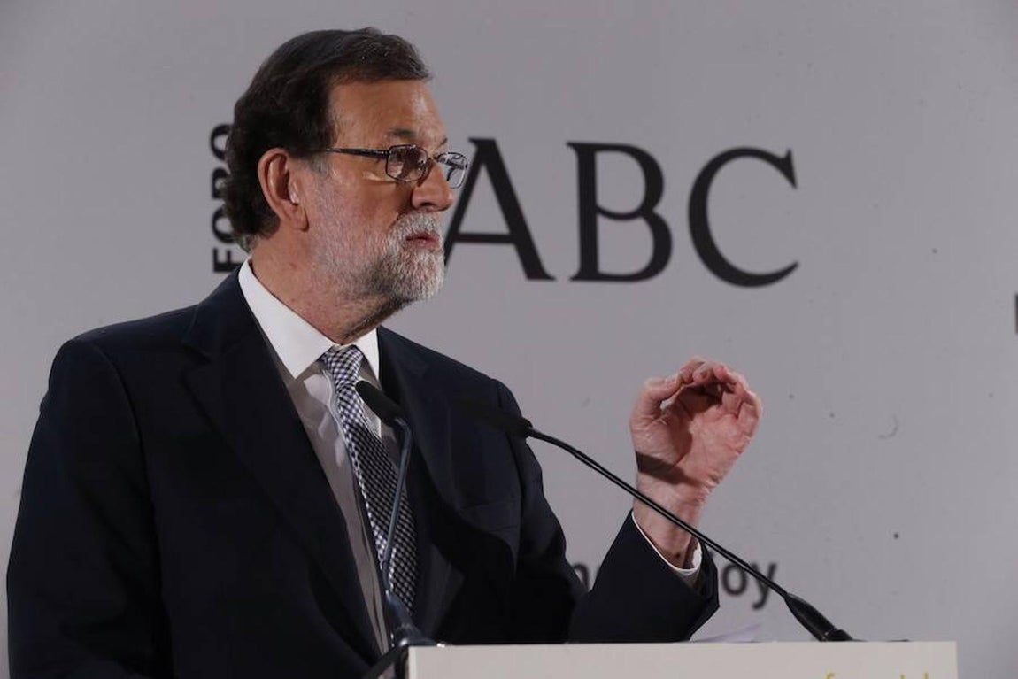 Rajoy se ha referido al comportamiento demostrado por los ciudadanos españoles, después e soportar una crisis durísima, comparado con el de otros países castigados por el paro y la recesión: «Comprobamos, una vez más, la moderación, la responsabilidad y la sensatez de la sociedad española». 