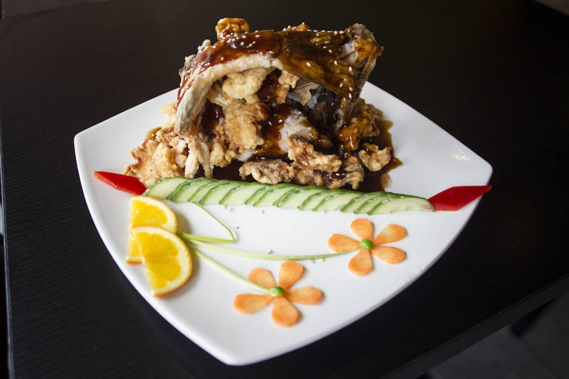 2. Detallistas hasta la médula, en el restaurante I Go Pasta, uno de los especialistas en comida oriental que pueden visitarse en el distrito de Usera, preparan este espectacular plato de lubina frita rebozada con salsa agridulce.