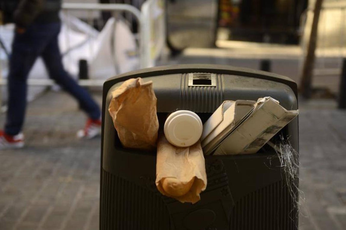 La alcaldesa optó por arremeter contra quienes denuncian el descuido que es palpable en las aceras, calzadas y parques de todos los distritos. 