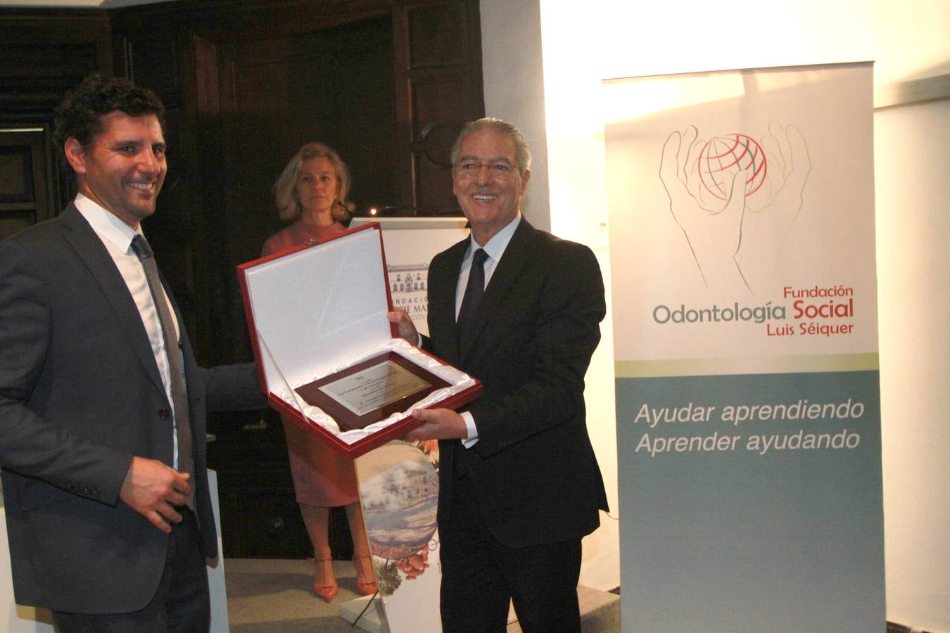 Christian Jongeneel Andérica, representante de la Fundación Vicente Ferrer en Andalucía, Extremadura, Ceuta y Melilla, le entrega la placa de miembro de honor a Vicente Lozano de Luaces, de la Fundación icente Ferrer, Universidad de Barcelona