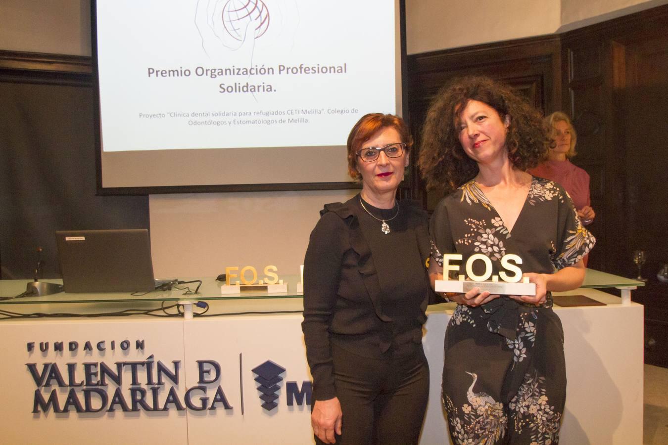 Ana López Jiménez, vicerrectora de Servicios Sociales y Comunitarios de la Universidad de Sevilla, le da el premio Organización Profesional Solidaria al proyecto «Clínica Dental solidaria para refugiados CETI Melilla» a Sonia Rubiano, directora clínica de la Clínica en Melilla