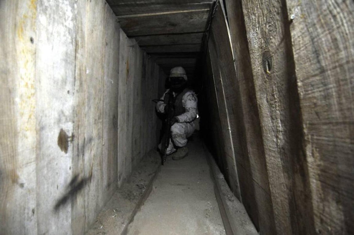 Un miembro del Ejército mexicano recorría, en noviembre de 2010, un túnel descubierto por las autoridades mexicanas y estadounidenses. Era el segundo que hallaban ese mes en la ciudad de Tijuana, fronteriza con EstadosUnidos. El pasadizo atravesaba un predio ubicado entre una casa en Tijuana y un almacén en la zona industrial de Otay Mesa (California), con una longitud de por lo menos unos 800 metros. 