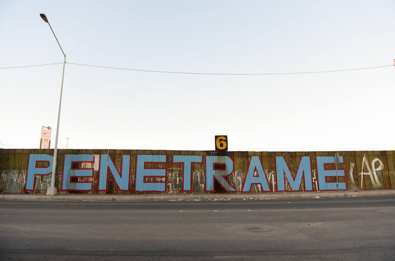 Grafiti en la cerca fronteriza que divide al estado de Mexicali (México) y Calexico (Estados Unidos)