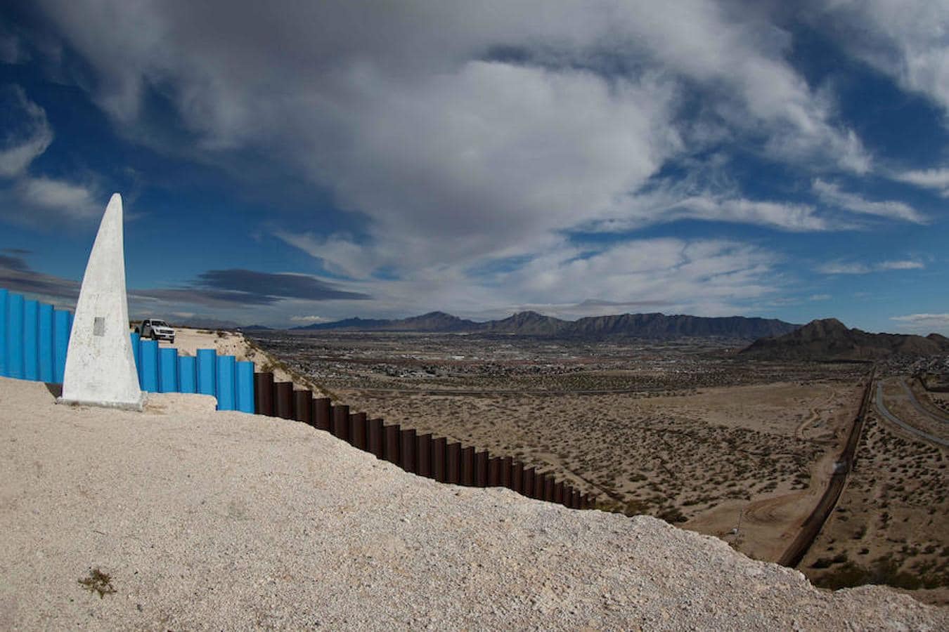 Barda fronteriza que divide al estado de Texas, en Estados Unidos (izquierda) y Ciudad Juárez (México). Donald Trump aseguró el 25 de enero que la construcción del muro en la frontera con México comenzaría «en meses» y que su planificación ocurrirá «de inmediato»
