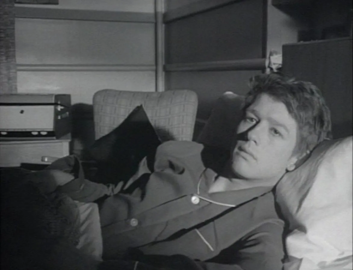 John Hurt debutó en el cine con «El salvaje y la voluntad», en 1962. Una película protagonizada por Virginia Maskell y Paul Rogers que contaba la historia de Harry, un estudiante despreocupado y mujeriego, pero apreciado por sus compañeros. Hurt se metía en la piel de un personaje secundario, Phil Corbett