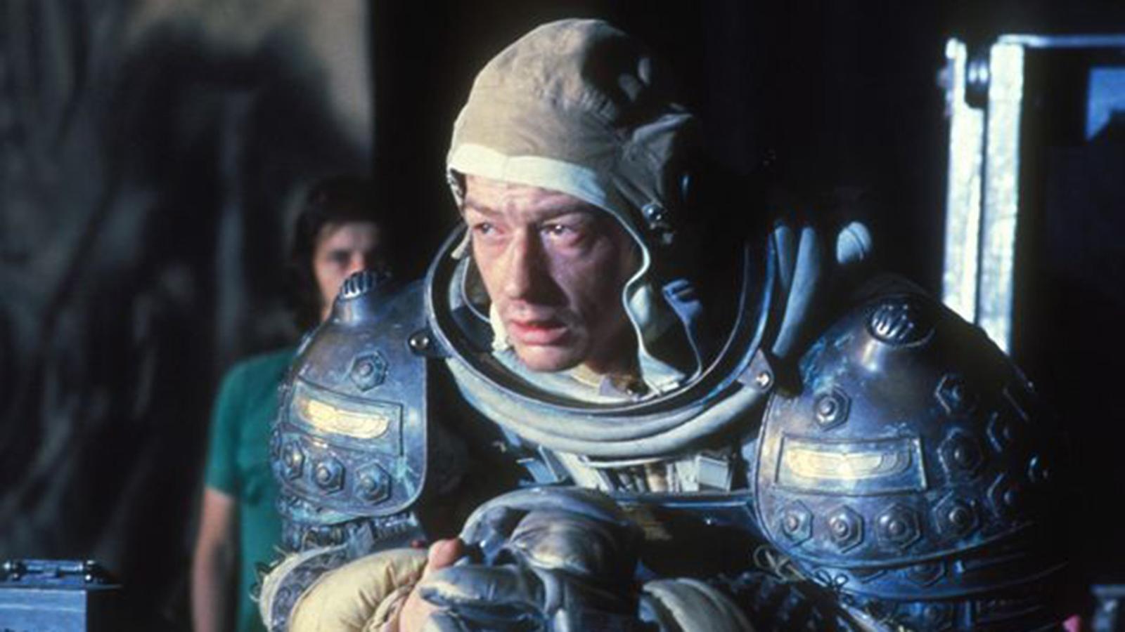 En 1979, en «Alien, el octavo pasajero», de Ridley Scott, John Hurt interpretó a Kane, miembro de la tripulación encabezada por la actriz Sigourney Weaver. La escena del monstruoso alienígena saliéndole del estómago es una de las más icónicas de la historia del cine de ciencia ficción