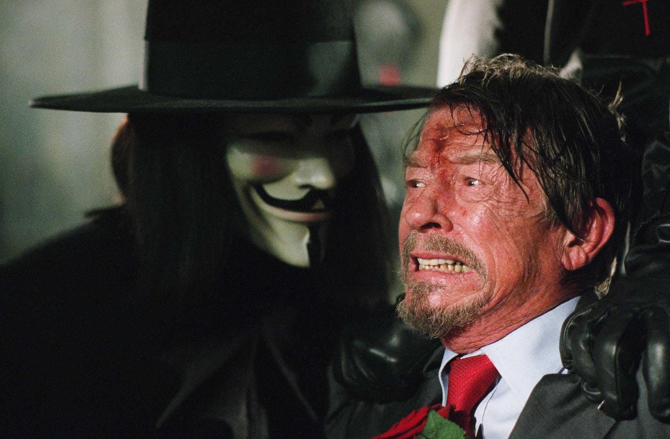 Junto a Natalie Portman, Hugo Weaving y Stephen Rea, John Hurt participó en «V de Vendetta» (2006). Una película dirigida por James McTeigue, con guion de los hermanos Wachowski, que estaba ambientada en un futuro no muy lejano en una Gran Bretaña totalitaria. Hurt interpretaba a dictador