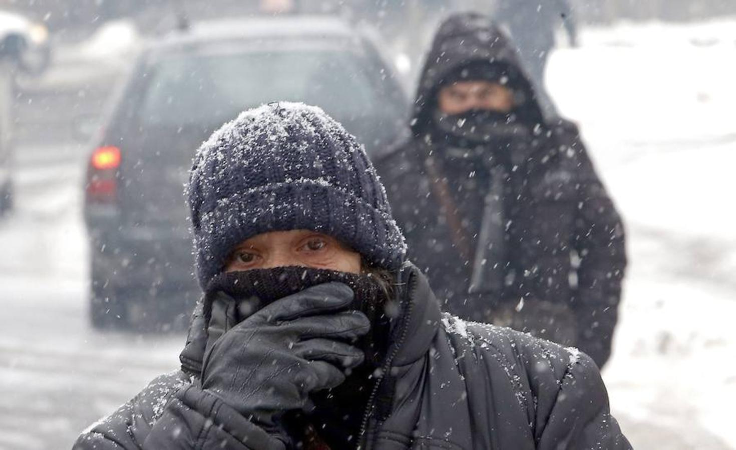 Ciudadanos cubren sus rostros con bufandas, durante un temporal con nieve en Sarajevo, Bosnia y Herzegovina