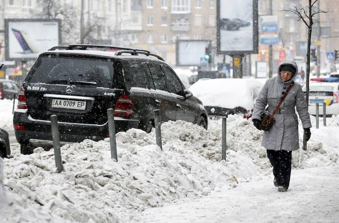 Ciudadanos pasean por una calle nevada del centro de Kiev, Ucrania