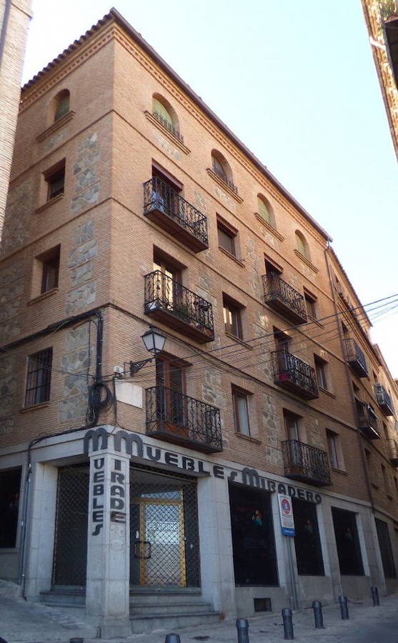 Calle Núñez de Arce esquina a la cuesta del Águila en 2016. Lugar donde estuvo la Casa del Pueblo. 