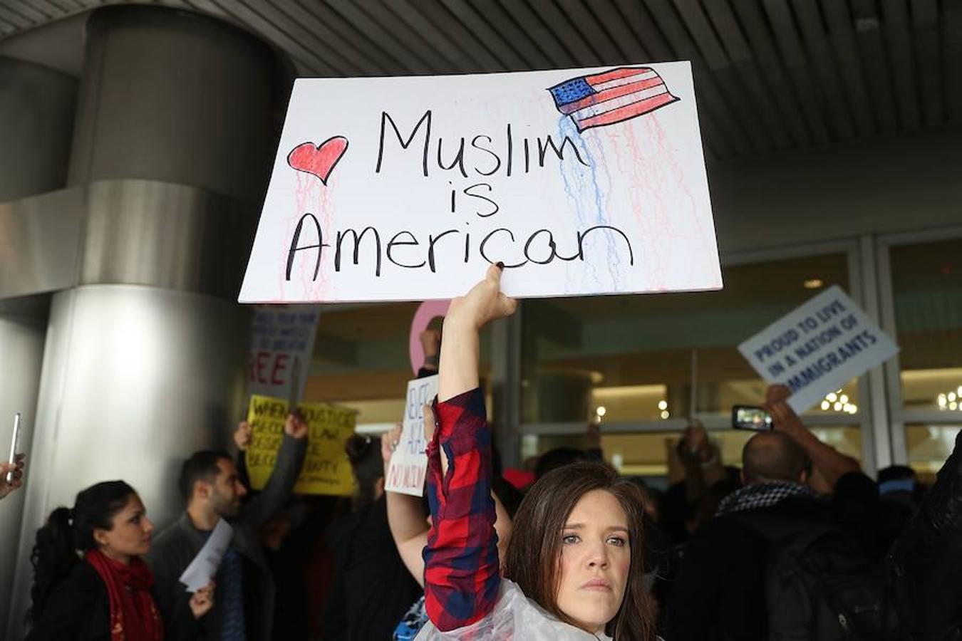 El veto temporal a la entrada de ciudadanos de varios países de mayoría musulmana decretado por Trump provocó la indignación de numerosos viajeros en Miami, que bloquearon algunos accesos del aeropuerto. 