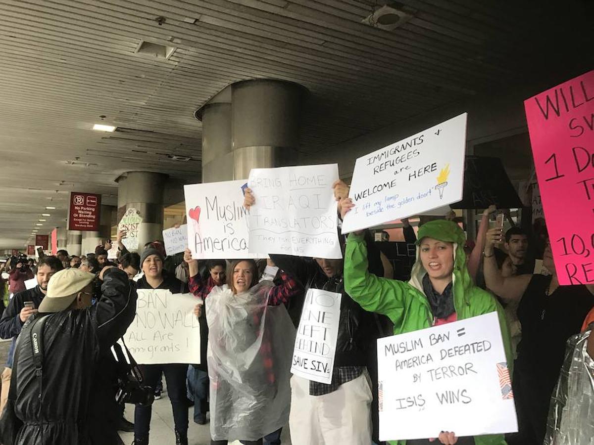 Centenares de personas protestaron este domingo en los aeropuertos de Florida. En la imagen, el de Miami. 