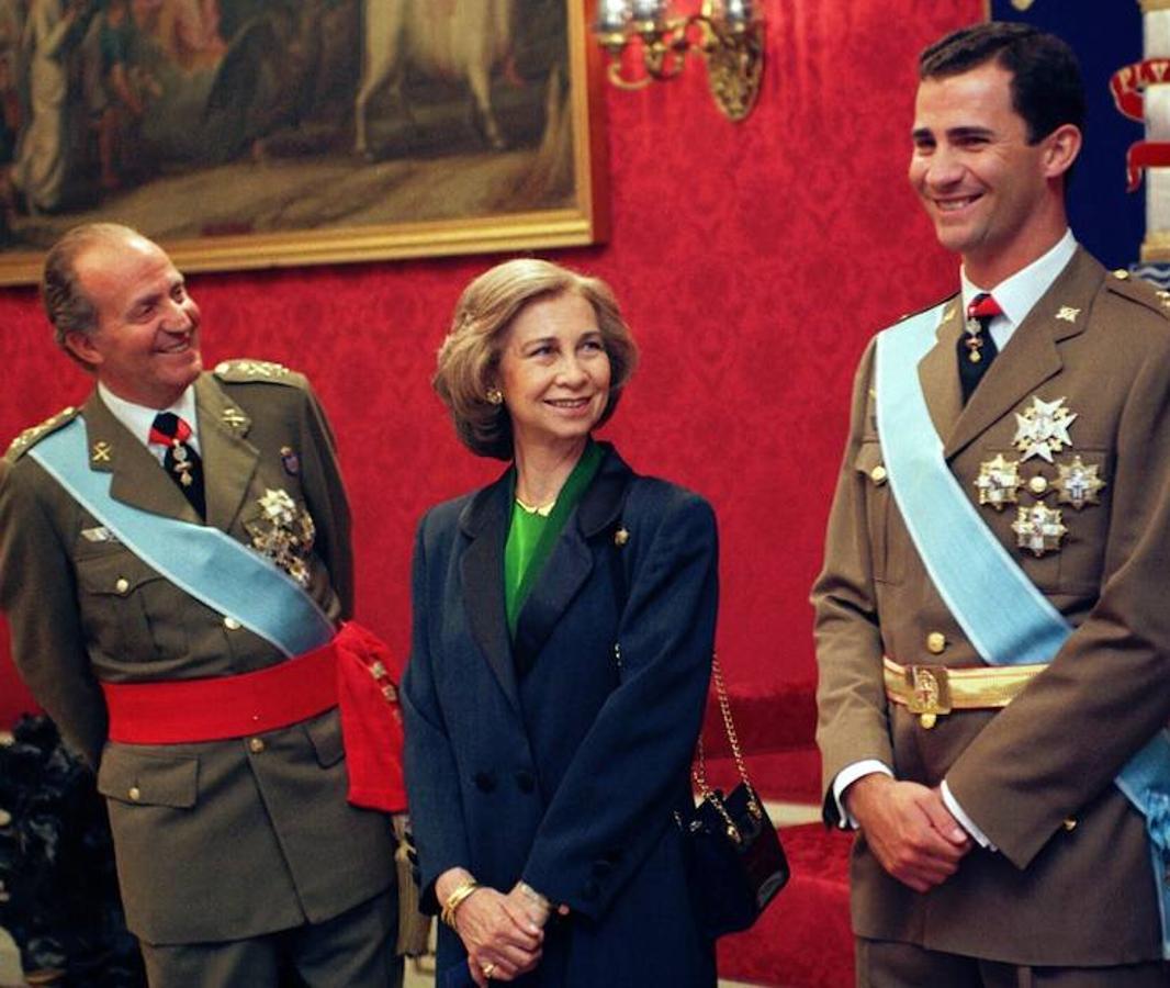 Los Reyes, Don Juan Carlos y Doña Sofía, sonríen al Príncipe de Asturias, Felipe de Asturias, en el mando regional de A Coruña, en la recepción a las autoridades dentro de los actos de celebración del Día de las Fuerzas Armadas. 