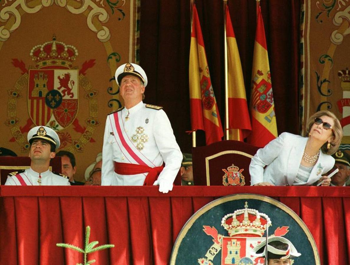 Los Reyes, acompañados por el Príncipe de Asturias, observan el desfile aéreo durante la parada militar con la que se celebró el acto central del día de las Fuerzas Armadas en Cartagena. 